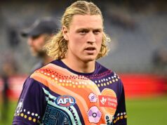 O técnico do Fremantle, Justin Longmire, diz que está mais “esperançoso” do que se pensava que Hayden Young jogará contra o Brisbane