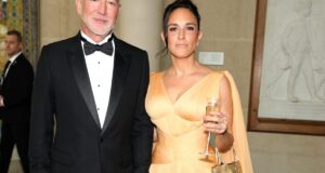 Frascos de urina falsos plantados em museu antes do Met Gala para protestar contra Jeff Bezos