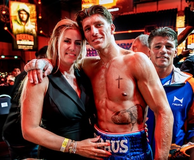 boxing-gladiators-de-moeder-van-gradus-kraus-met-haar-zoon-na-zijn-winst-foto-pim-ras.jpeg