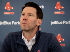 Plano sobre Fenway pede que Red Sox demita Craig Breslow e John Henry por ‘time de vendas’