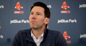 Plano sobre Fenway pede que Red Sox demita Craig Breslow e John Henry por ‘time de vendas’