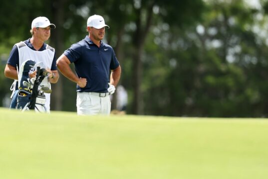 Brooks Koepka frustrou dois jogadores rivais ao desistir do torneio, apesar das oportunidades de jogo limitadas.