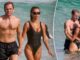 Brooks Nader e Taron Egerton fazem as malas no PDA em Bondi Beach, Austrália