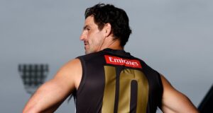 A maior reviravolta na saga épica de Scott Pendlebury enquanto a estrela do Collingwood Magpies se prepara para jogar 433 partidas, quebrando o recorde de Brent Harvey para o North Melbourne Kangaroos.