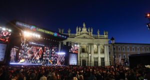 No Concerto Delia Bella canta Ciao, mas a “festa” vira “homem”, um fracasso social – Música.