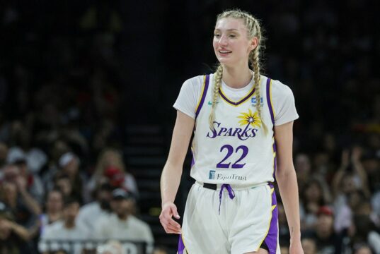 Cameron Brink diz que ser branca e loira lhe dá privilégios de marketing sobre outros jogadores da WNBA.