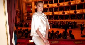 Candice Swanepoel está de topless em uma nova postagem no Instagram