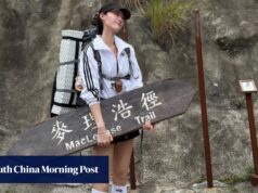 Fotos de turistas com a placa removida da trilha de Hong Kong geraram reações online.