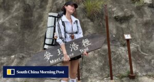 Fotos de turistas com a placa removida da trilha de Hong Kong geraram reações online.