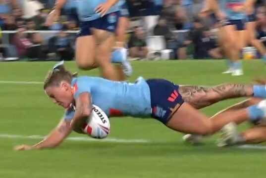 Fressard cortou a defesa de Queensland para marcar