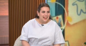 Beanie Feldstein se sente ‘abençoada’ por ser mãe e revela o sexo de seu bebê