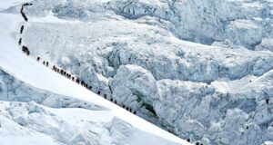 O Monte Everest está testemunhando um recorde de 274 cumes em um dia, em meio a temores de superlotação