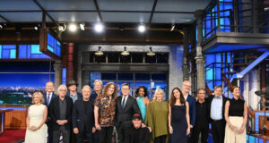 Stephen Colbert é questionado por amigos famosos no ‘The Late Show’