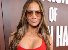 Jennifer Lopez, 56, mostra suas curvas em um vestido vermelho enquanto seu hit On The Floor atinge bilhões de streams