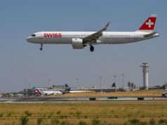 Um passageiro supostamente agrediu sexualmente uma mulher adormecida em um voo com destino a Miami, deixando um bilhete sinistro