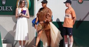 Osaka muda de estilo enquanto brilha em Paris