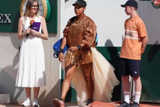 Osaka muda de estilo enquanto brilha em Paris