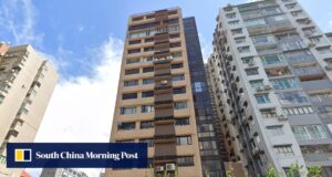 A polícia de Hong Kong está investigando um incêndio “suspeito” depois que um homem caiu e morreu.
