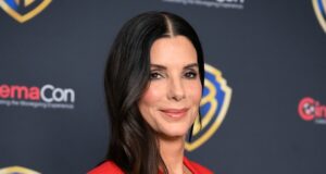 Sandra Bullock compartilha foto do dia das mães dos filhos Louis e Laila