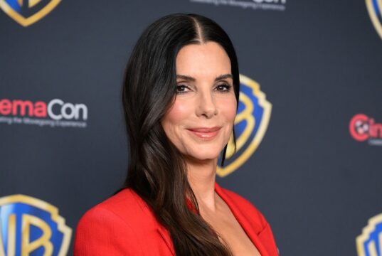 Sandra Bullock compartilha foto do dia das mães dos filhos Louis e Laila