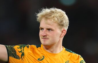 O técnico dos Wallabies, Joe Schmidt, pediu à estrela do Queensland Reds que resistisse a uma mudança para o exterior
