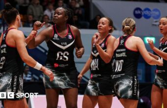 Superliga de Netball: Os líderes Loughborough Lightning venceram o Birmingham Panthers.