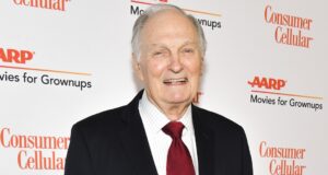Alan Alda comemora 90 anos lutando contra a doença de Parkinson
