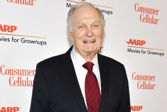 Alan Alda comemora 90 anos lutando contra a doença de Parkinson