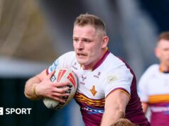 O defensor do Huddersfield Giants, Tom Burgess, enfrenta uma espera ansiosa devido a uma lesão no quadril