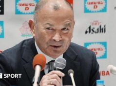 Eddie Jones: Ex-técnico da Inglaterra suspenso por seis semanas pelo Japão por abuso de dirigentes.