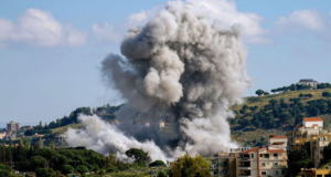 Os Estados Unidos bombardeiam locais de mísseis no sul do Irã, apesar das negociações de cessar-fogo