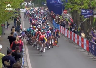 de-val-in-de-slotkilometer-van-de-eerste-giro-etappe.jpeg