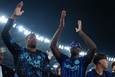 denzel-dumfries-l-en-marcus-thuram-vieren-de-bekerwinst.jpeg