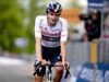 Giulio Pellizzari luta no Giro d’Italia no cume de Corno alle Scale devido a um problema de estômago