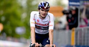 Giulio Pellizzari luta no Giro d’Italia no cume de Corno alle Scale devido a um problema de estômago