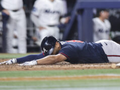 E não! Os outfielders esqueceram como defender!