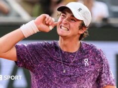 João Fonseca: Por que a vitória no Aberto da França sobre Novak Djokovic marca a chegada do jovem de 19 anos