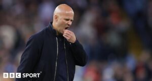 Aston Villa 4-2 Liverpool: Arne Slot sob pressão crescente após outra derrota