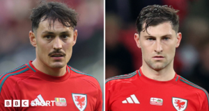 Connor Roberts e Ben Davies retornam ao País de Gales após lesão