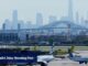 Um jato Boeing 767 da United Airlines colide com um poste de luz e um caminhão ao pousar em Newark.