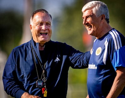 eerste-training-curacao-bij-sjc-noordwijk-dick-advocaat-heeft-plezier-met-zijn-maat-cor-pot-foto-pim.jpeg
