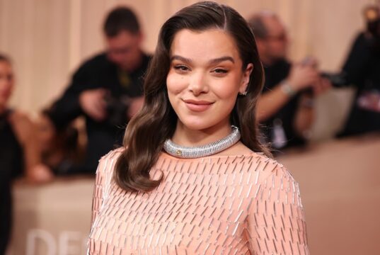 Hailee Steinfeld compartilha atualizações pós-parto