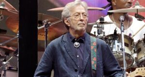 Eric Clapton bate com objeto arremessado e sai de show em Madri sem encore