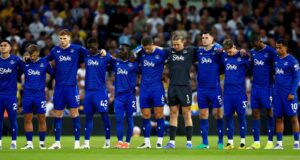 Everton se juntou ao Leeds na corrida para contratar a ex-estrela do Aston Villa, que deve deixar seu clube
