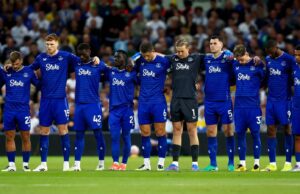 Everton se juntou ao Leeds na corrida para contratar a ex-estrela do Aston Villa, que deve deixar seu clube
