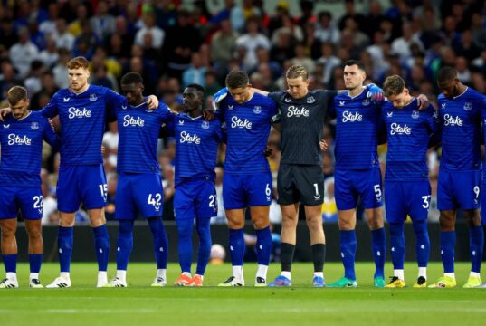Everton se juntou ao Leeds na corrida para contratar a ex-estrela do Aston Villa, que deve deixar seu clube