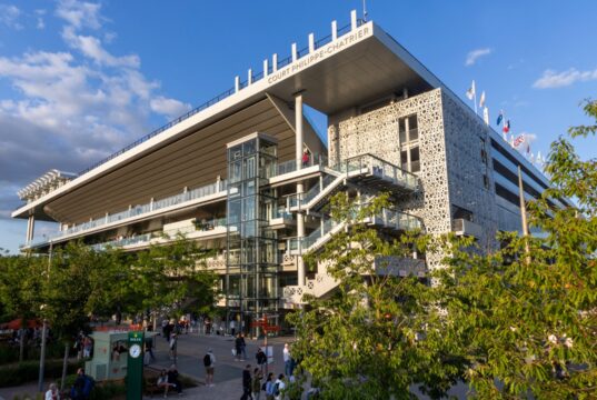 O famoso estádio do Aberto da França arriscou perder seu status de Grand Slam ao cometer um erro de quase US$ 1 bilhão