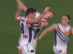 A estrela do Fremantle Dockers, Josh Treacy, dá um high-five amigável do companheiro de equipe Andrew Brashaw