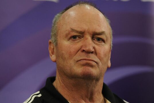 O ex-técnico do All Blacks é nomeado seletor, fly-half Hold