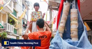 Uma multidão de 10.000 pessoas no Festival Cheung Chau Bin de Hong Kong enquanto o desfile atrai visitantes